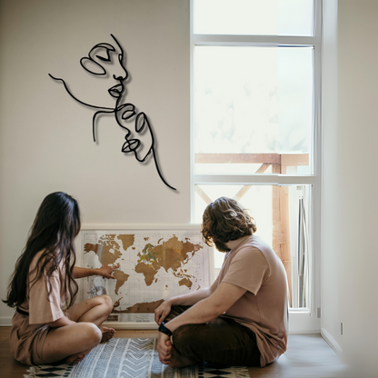 امرأة تعانق الوجه