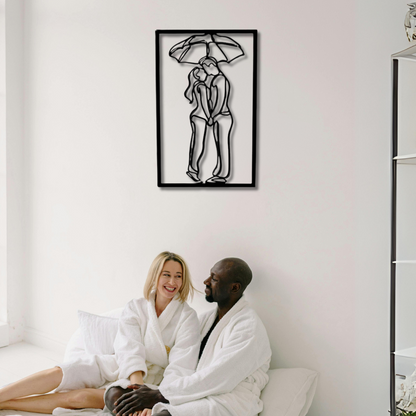 عاشق يحمل المظلة