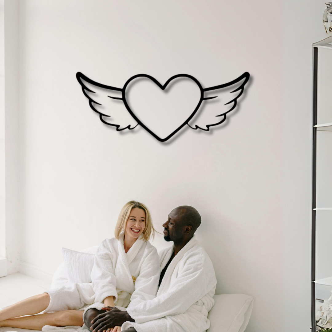 لوحة جدارية معدنية على شكل قلب مجنح