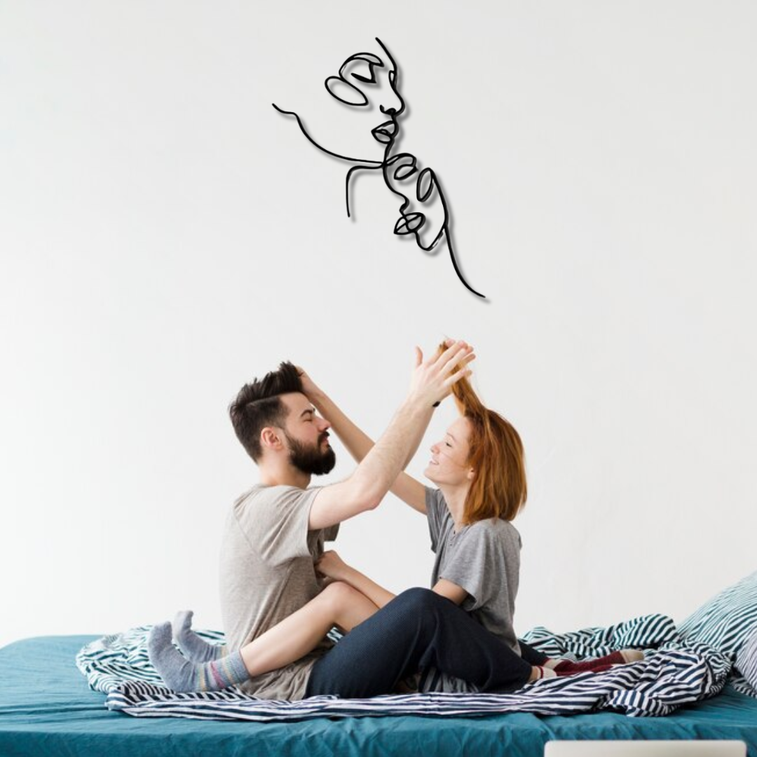 امرأة تعانق الوجه